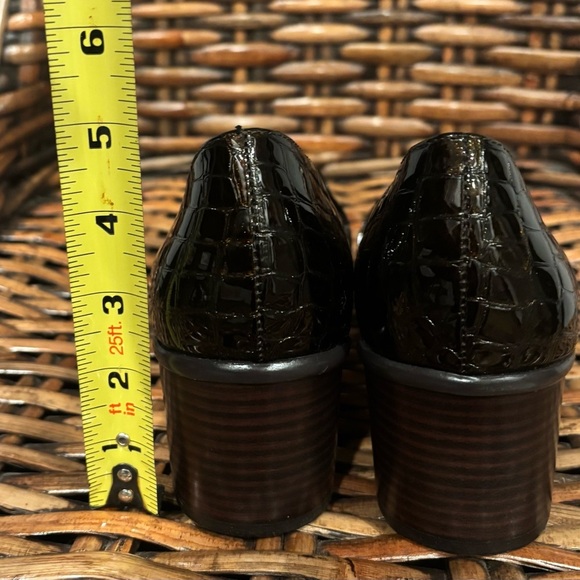 Liz Claiborne Shiny Brown Crocodile Heels in size 10. Great condition ! - Picture 11 of 11